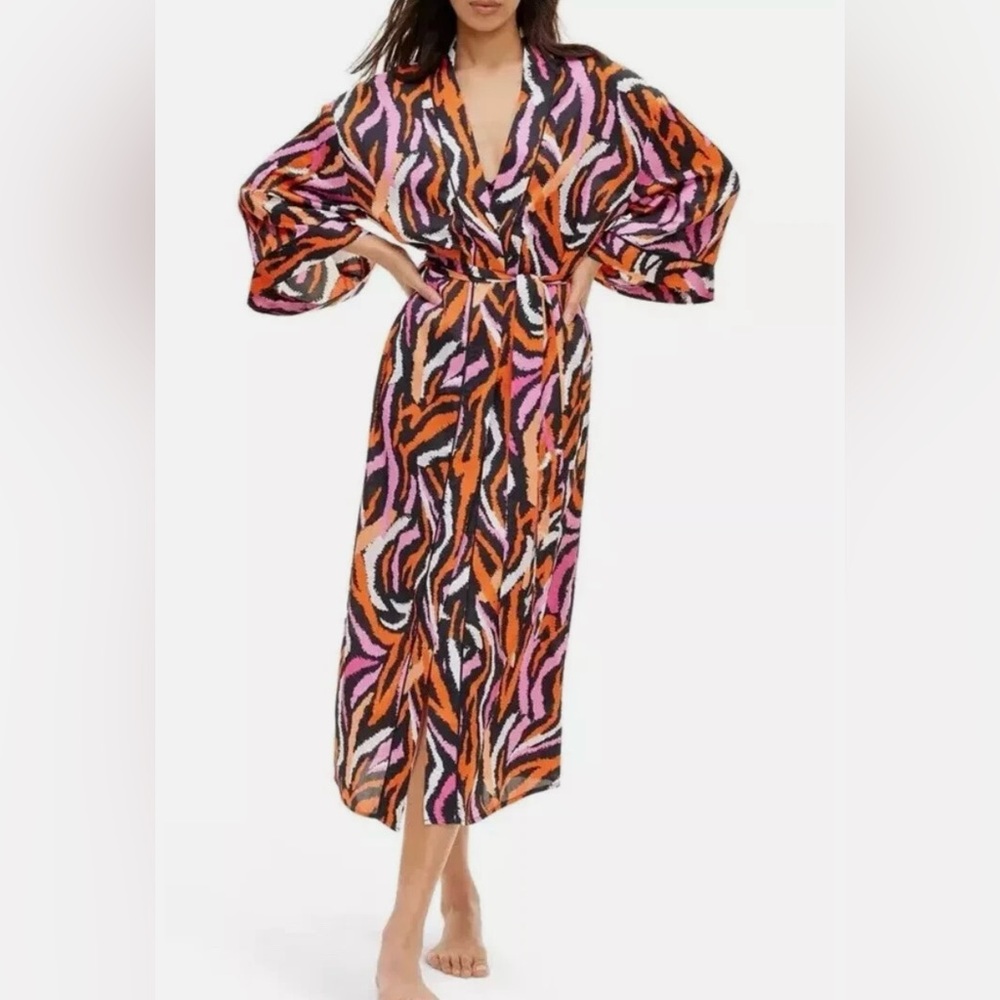 Diane Von Furstenberg Bold Pattern Long Sleeve dressing robe